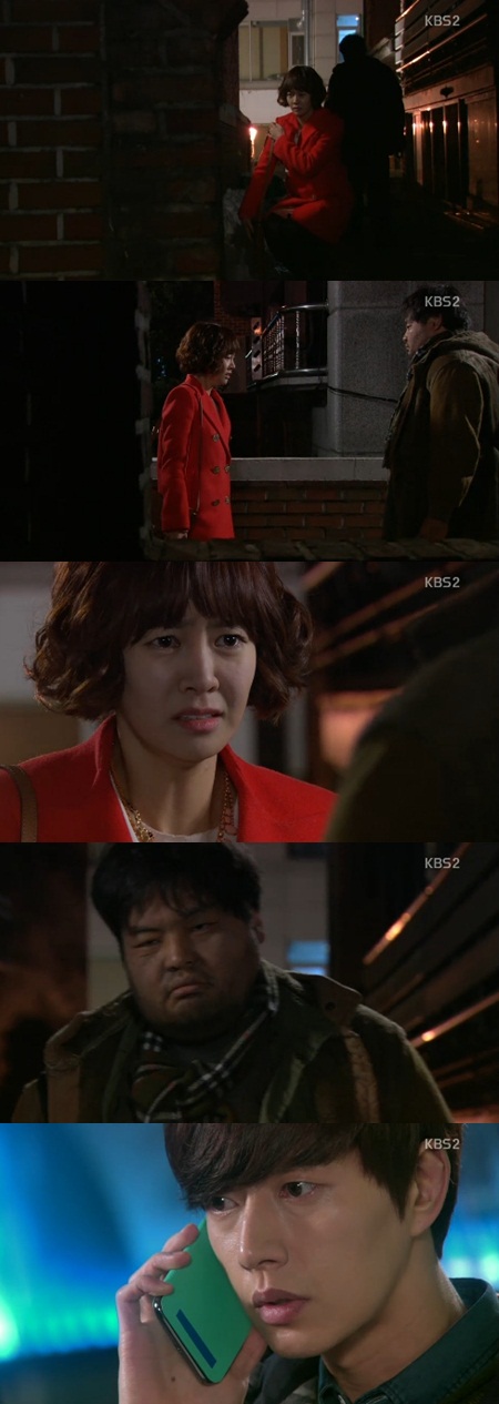 Санг-Ву звонит Папе Ли и подтверждает, что Хо Чжун покинул дом - он удивляется, почему она не появилась и не берет трубку